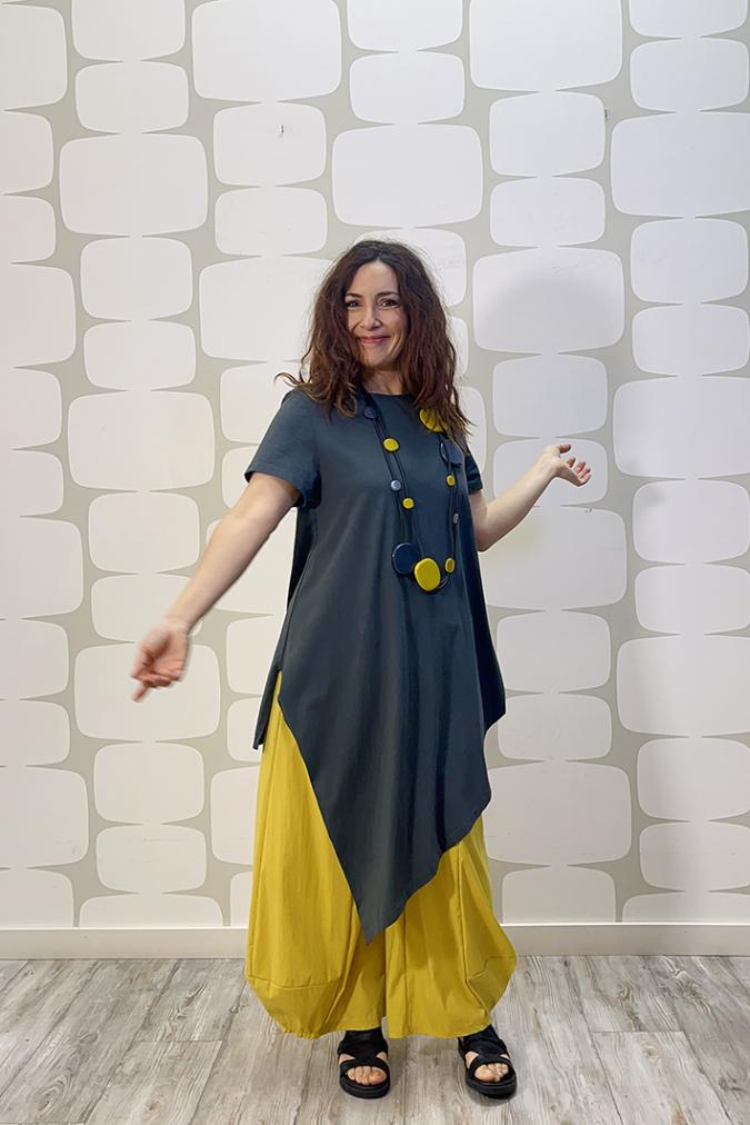OUTFIT CON Abito Hart grigio e Pantalone Charlie giallo