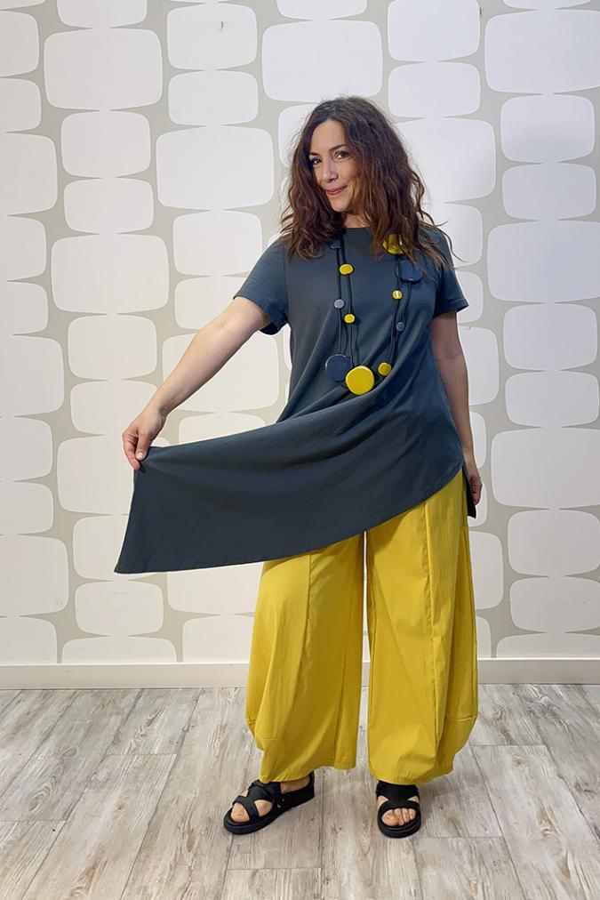 OUTFIT CON Abito Hart grigio e Pantalone Charlie giallo