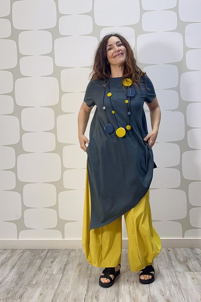 OUTFIT CON Abito Hart grigio e Pantalone Charlie giallo