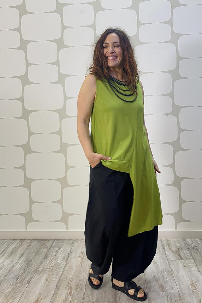 outfit con canotta florence verde e Pantalone Charlie nero