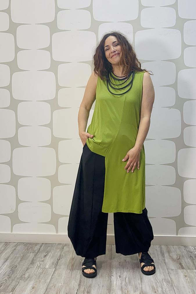 outfit con canotta florence verde e Pantalone Charlie nero