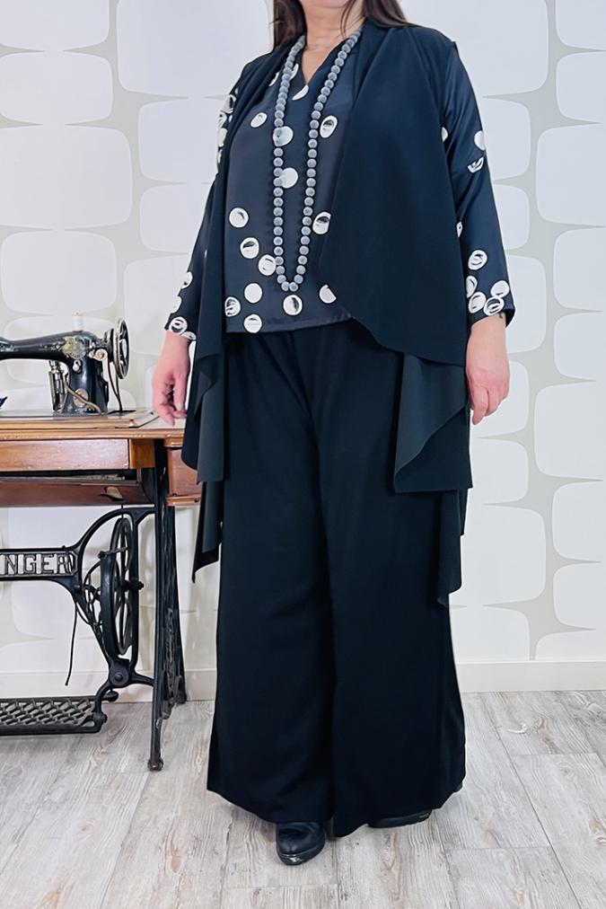 outfit curvy con Gilet Claire nero, Blusa Hexagon September sartoriale e Pantalone Kuhrt nero - abbigliamento femminile Fabbrica di Giuggiole