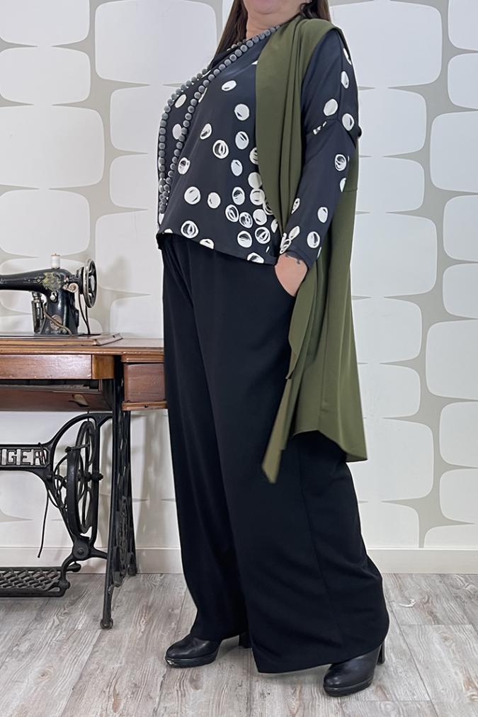 outfit curvy con Gilet Claire verde, Blusa Hexagon September sartoriale e Pantalone Kuhrt nero - abbigliamento femminile Fabbrica di Giuggiole