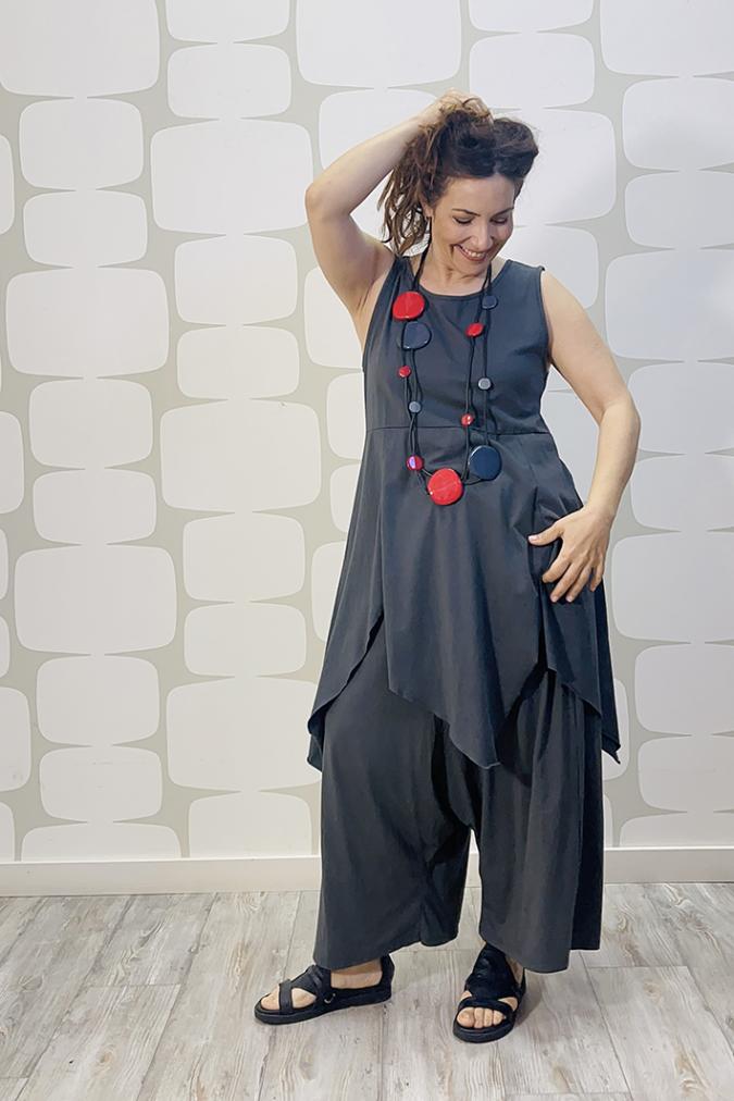 outfit con abito clarkie grigio e Pantalone bentley grigio
