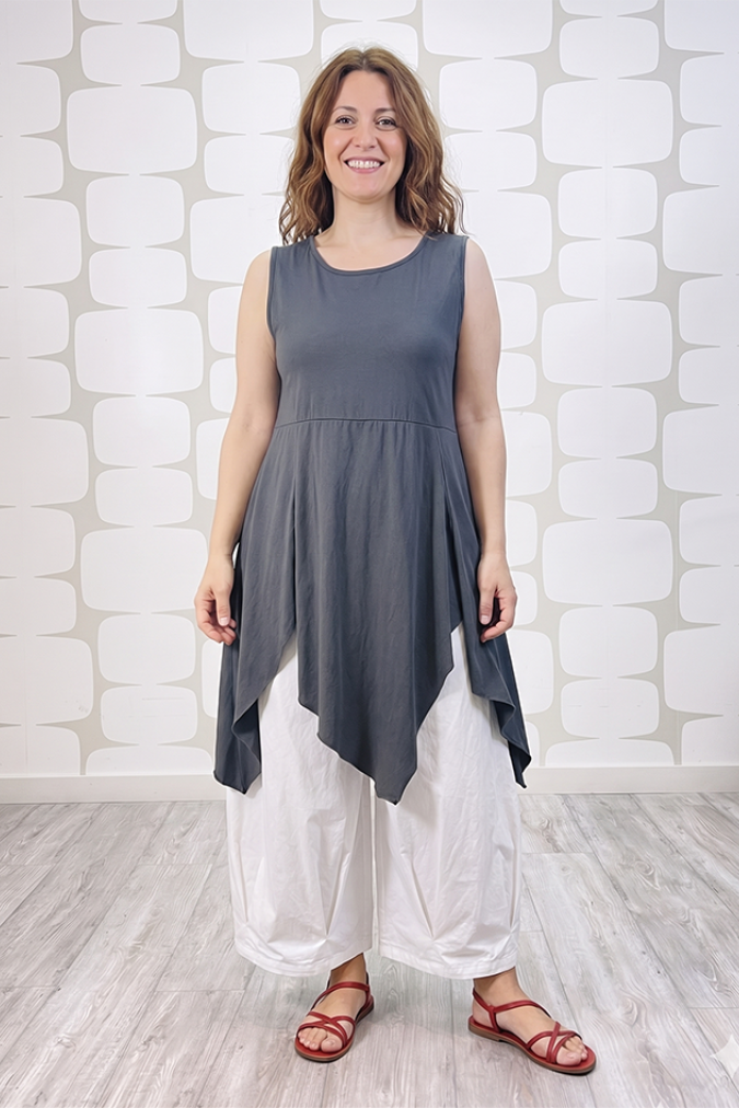 outfit con Maxi Canotta Clarkie grigio e Pantalone Nao bianco