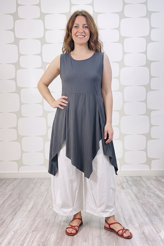 outfit con Maxi Canotta Clarkie grigio e Pantalone Nao bianco