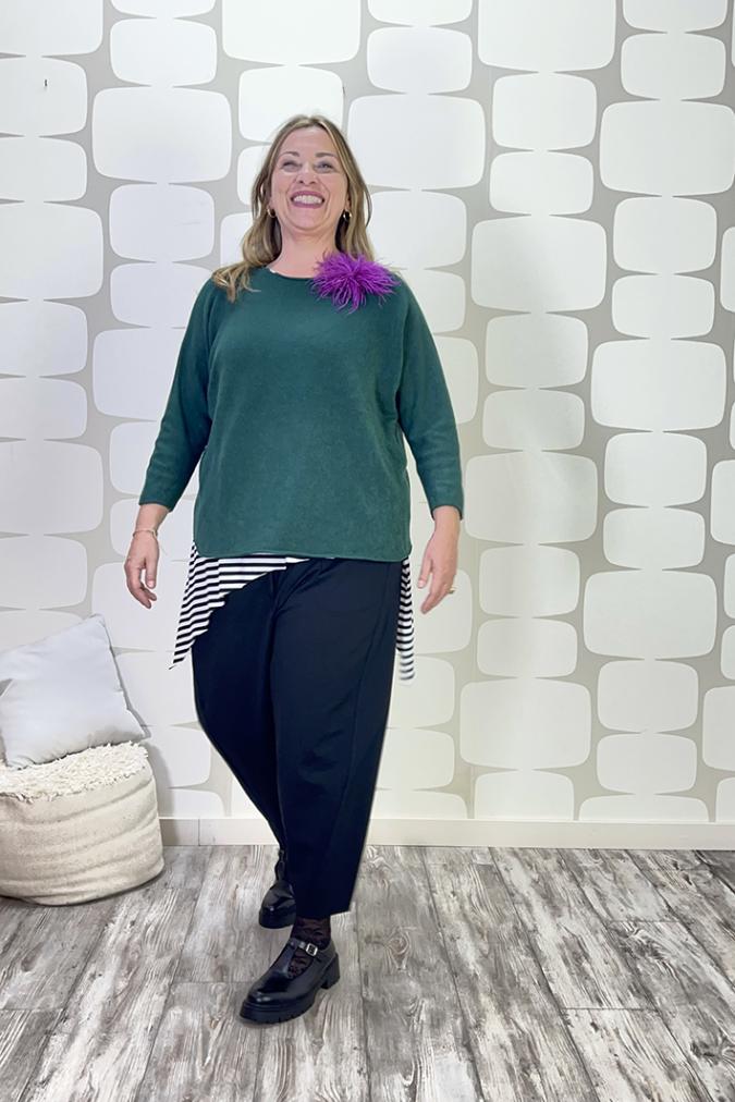 OUTFIT CURVY Maglia Marshal verde, Canotta Telly a righe sartoriale bianco nero, Pantalone Cornelio nero - fabbrica di giuggiole
