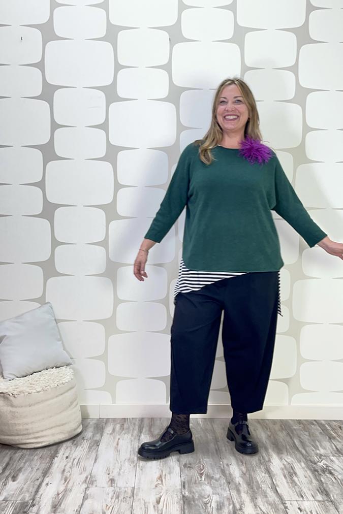 OUTFIT CURVY Maglia Marshal verde, Canotta Telly a righe sartoriale bianco nero, Pantalone Cornelio nero - fabbrica di giuggiole