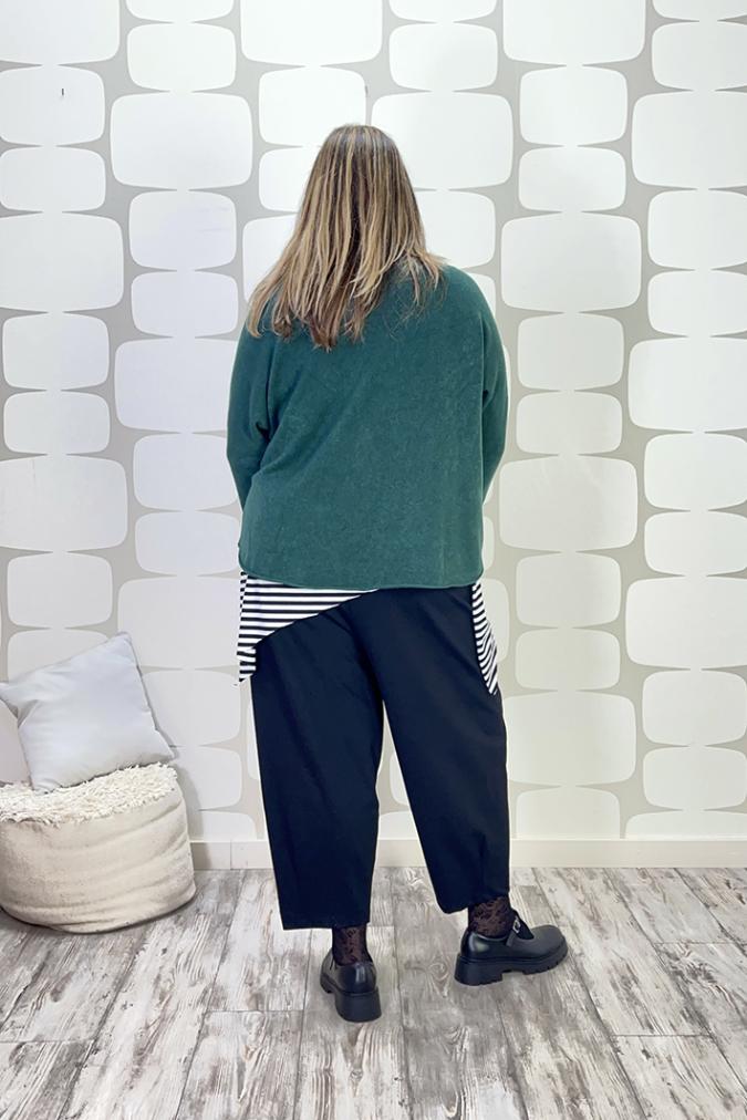 OUTFIT CURVY Maglia Marshal verde, Canotta Telly a righe sartoriale bianco nero, Pantalone Cornelio nero - fabbrica di giuggiole