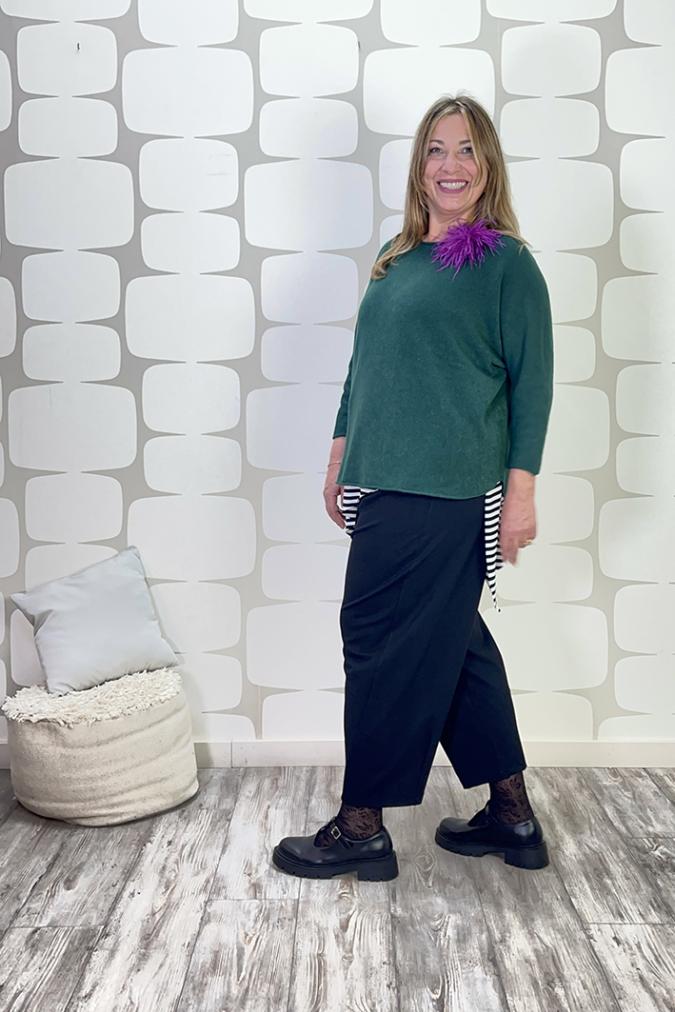 OUTFIT CURVY Maglia Marshal verde, Canotta Telly a righe sartoriale bianco nero, Pantalone Cornelio nero - fabbrica di giuggiole