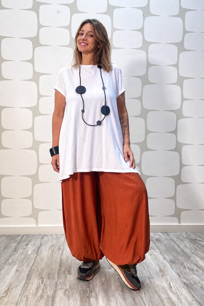 outfit con Maglia Dana bianco e Pantalone Yoda coccio