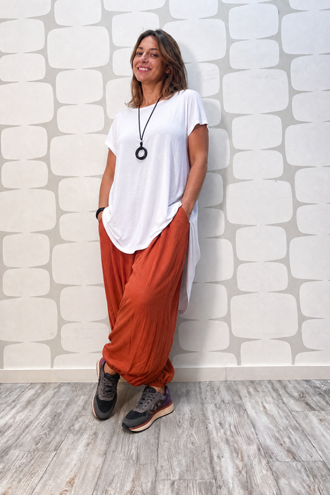 outfit con Maglia Dana bianco e Pantalone Yoda coccio