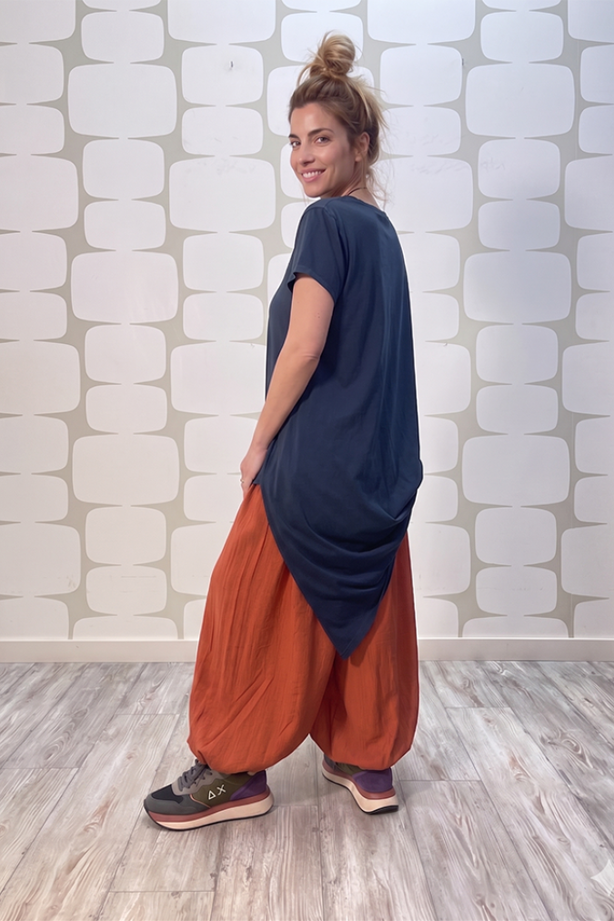 outfit con Maglia Dana blu e Pantalone Yoda coccio