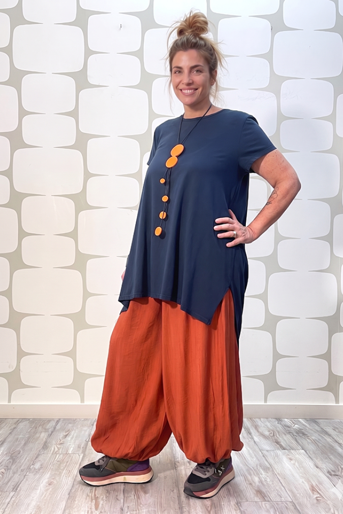 outfit con Maglia Dana blu e Pantalone Yoda coccio