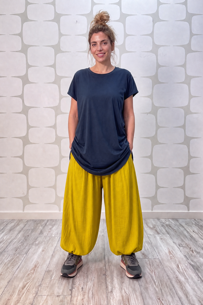 outfit con Maglia Dana blu e Pantalone Yoda ocra