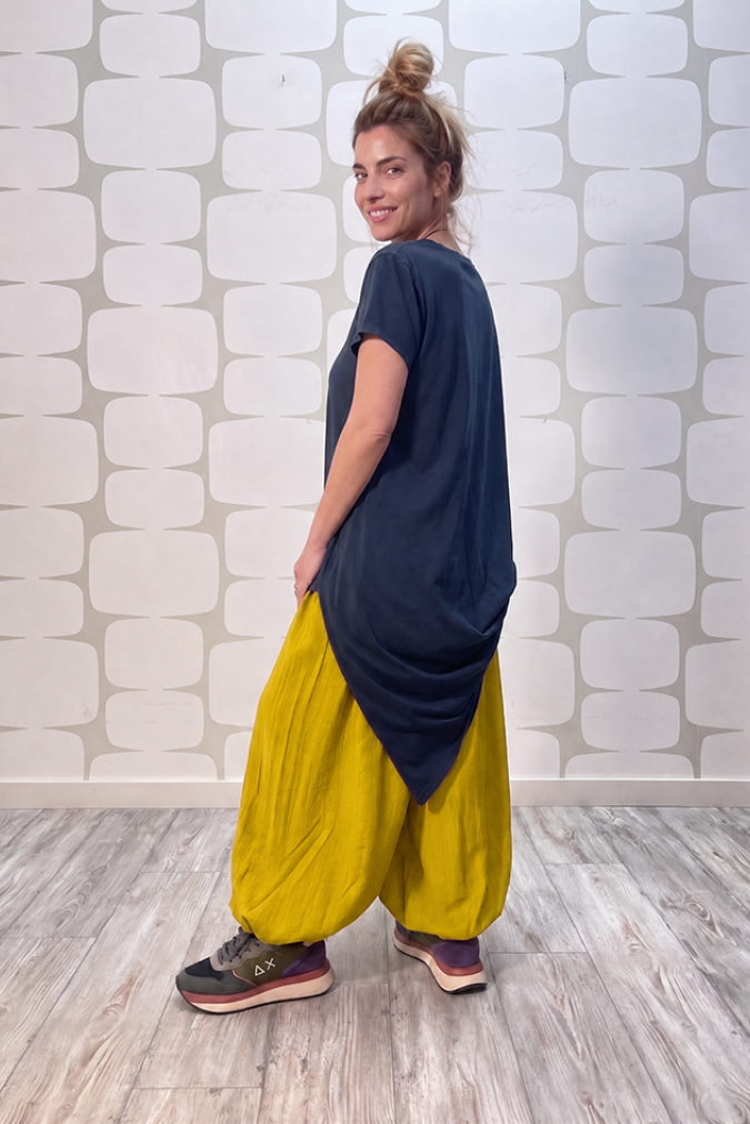outfit con Maglia Dana blu e Pantalone Yoda ocra