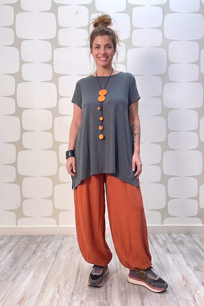 outfit con Maglia Dana grigio e Pantalone Yoda coccio