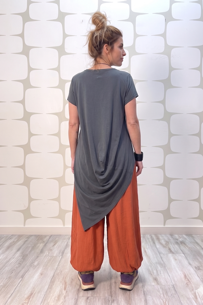 outfit con Maglia Dana grigio e Pantalone Yoda coccio