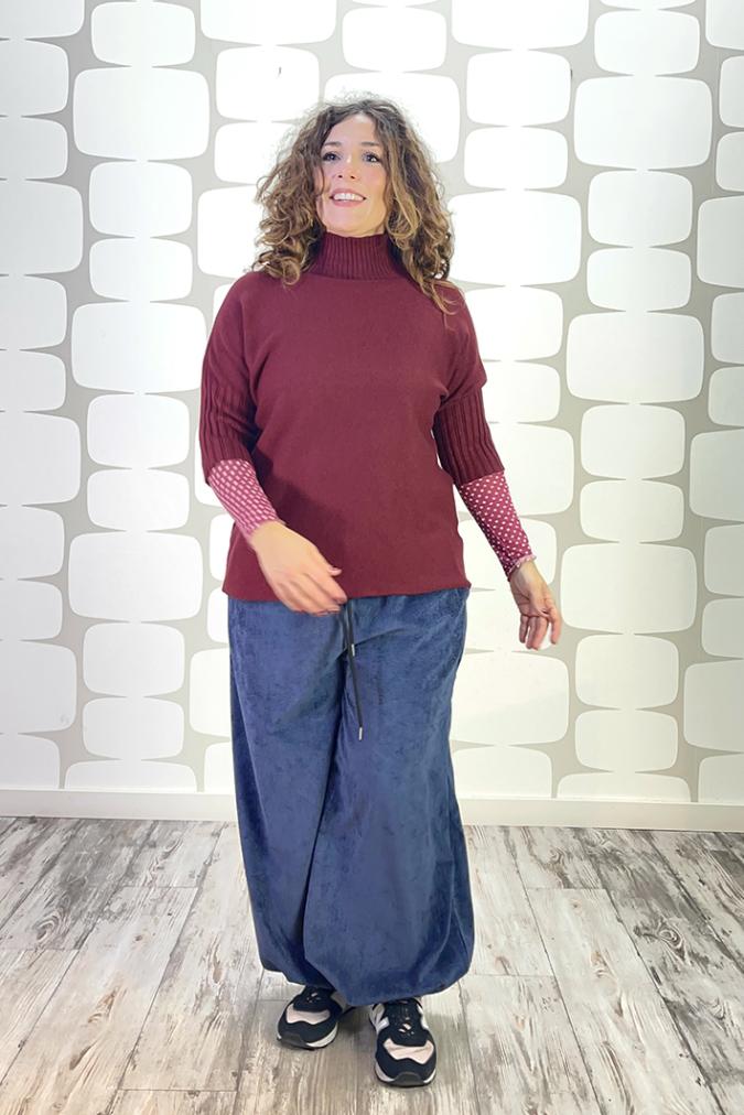 outfit con maglia tabria vino bordeaux, pantalone demetrio denim e maglia cachemirina a pois fabbrica di giuggiole
