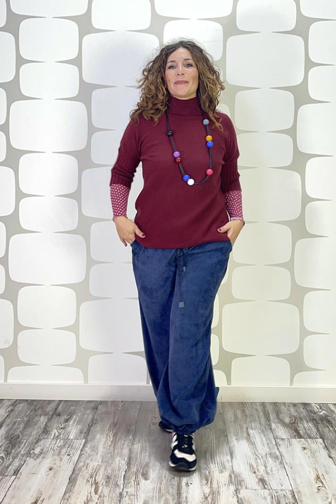 outfit con maglia tabria vino bordeaux, pantalone demetrio denim e maglia cachemirina a pois fabbrica di giuggiole
