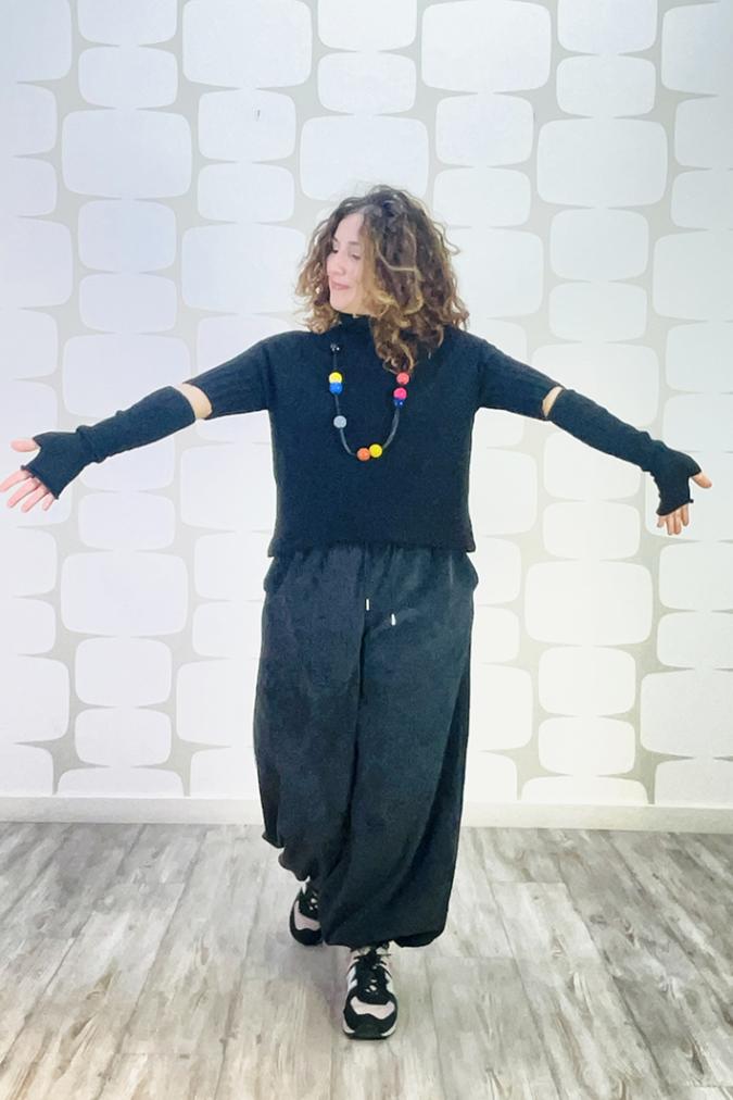 outfit con Maglia Tabria nera e Pantalone Demetrio - Fabbrica di giuggiole