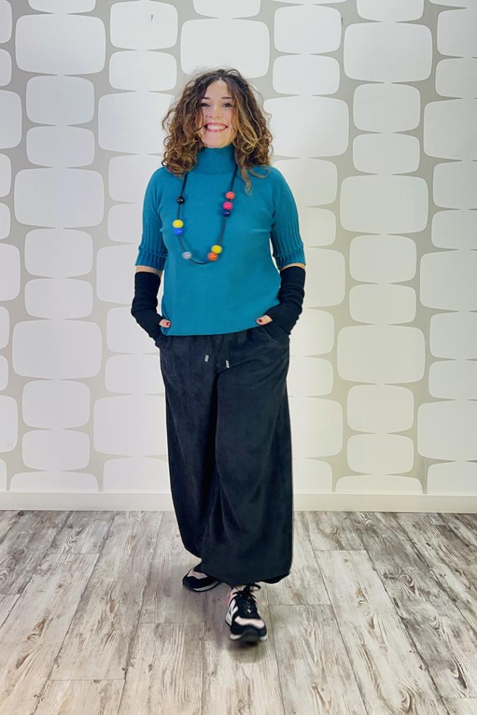 outfit con Maglia Tabria petrolio e Pantalone Demetrio - Fabbrica di giuggiole