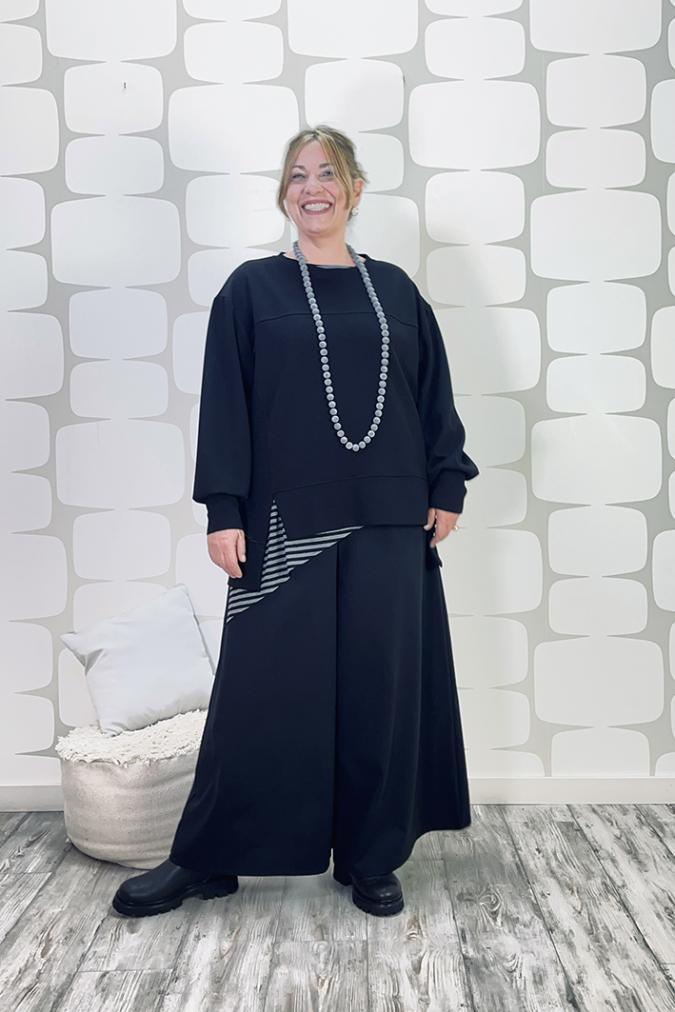 OUTFIT CURVY con Maglia Desdemona nero, canotta telly a righe sartoriale bianco e nero, pantalone Palace Karlsson sartoriale nero