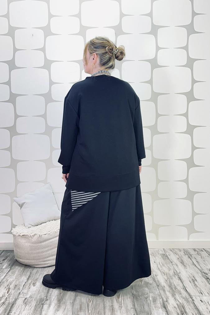 OUTFIT CURVY con Maglia Desdemona nero, canotta telly a righe sartoriale bianco e nero, pantalone Palace Karlsson sartoriale nero