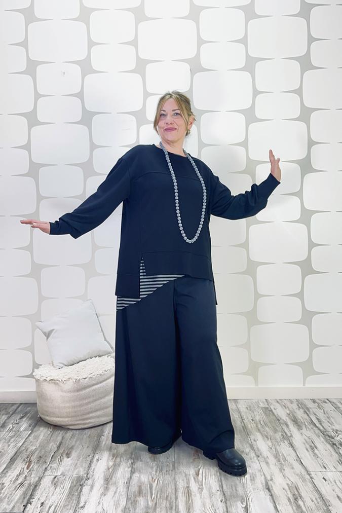 OUTFIT CURVY con Maglia Desdemona nero, canotta telly a righe sartoriale bianco e nero, pantalone Palace Karlsson sartoriale nero