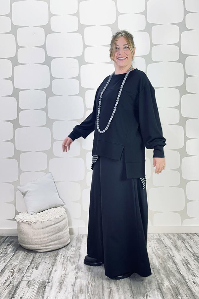 OUTFIT CURVY con Maglia Desdemona nero, canotta telly a righe sartoriale bianco e nero, pantalone Palace Karlsson sartoriale nero