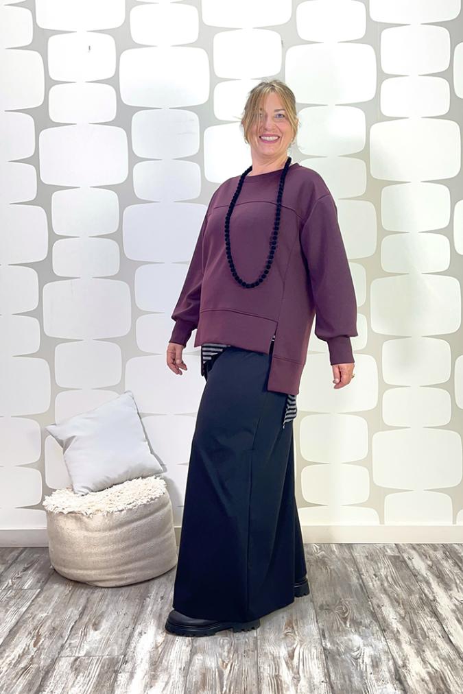 OUTFIT CURVY con Maglia Desdemona vino, canotta telly a righe sartoriale bianco e nero, pantalone Palace Karlsson sartoriale nero