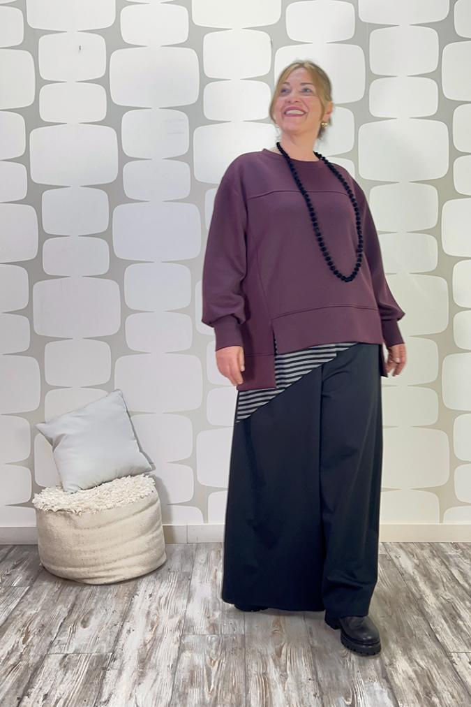 OUTFIT CURVY con Maglia Desdemona vino, canotta telly a righe sartoriale bianco e nero, pantalone Palace Karlsson sartoriale nero