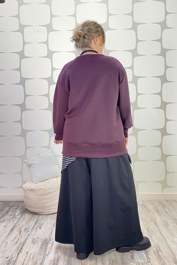 OUTFIT CURVY con Maglia Desdemona vino, canotta telly a righe sartoriale bianco e nero, pantalone Palace Karlsson sartoriale nero