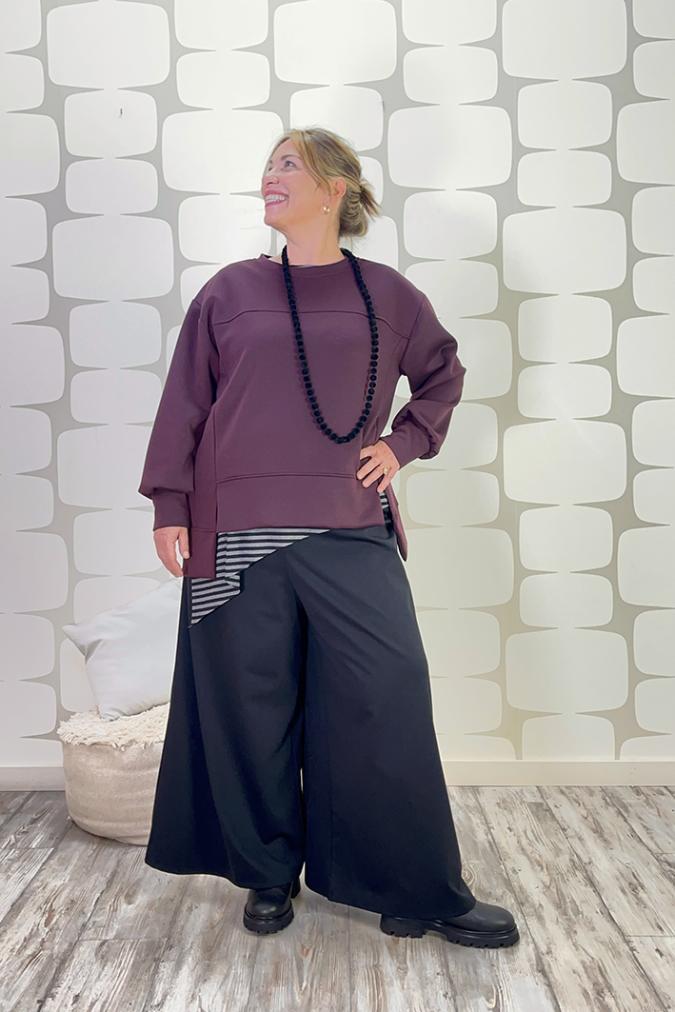 OUTFIT CURVY con Maglia Desdemona vino, canotta telly a righe sartoriale bianco e nero, pantalone Palace Karlsson sartoriale nero
