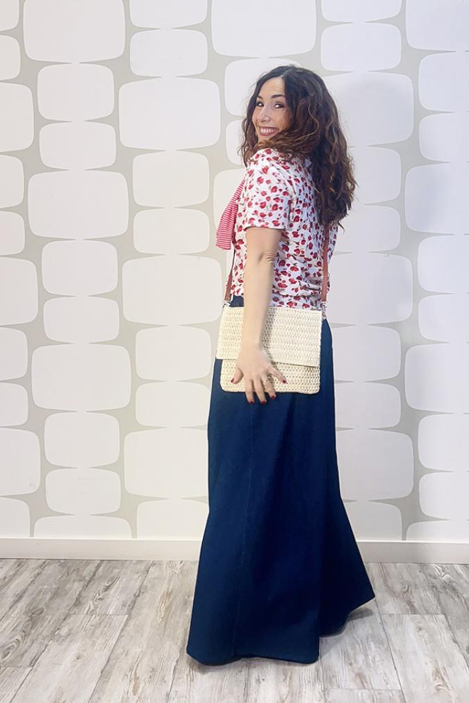 outfit con T-shirt Roses e Pantalone Deveraux blu