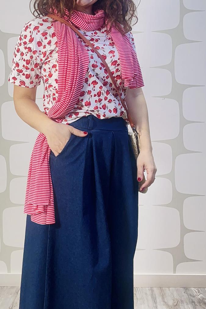 outfit con T-shirt Roses e Pantalone Deveraux blu