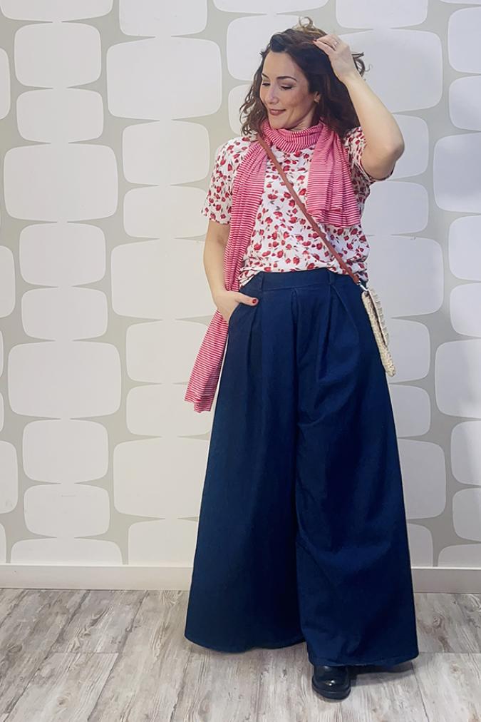 outfit con T-shirt Roses e Pantalone Deveraux blu