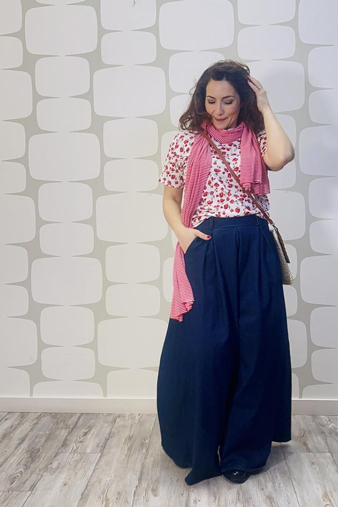 outfit con T-shirt Roses e Pantalone Deveraux blu