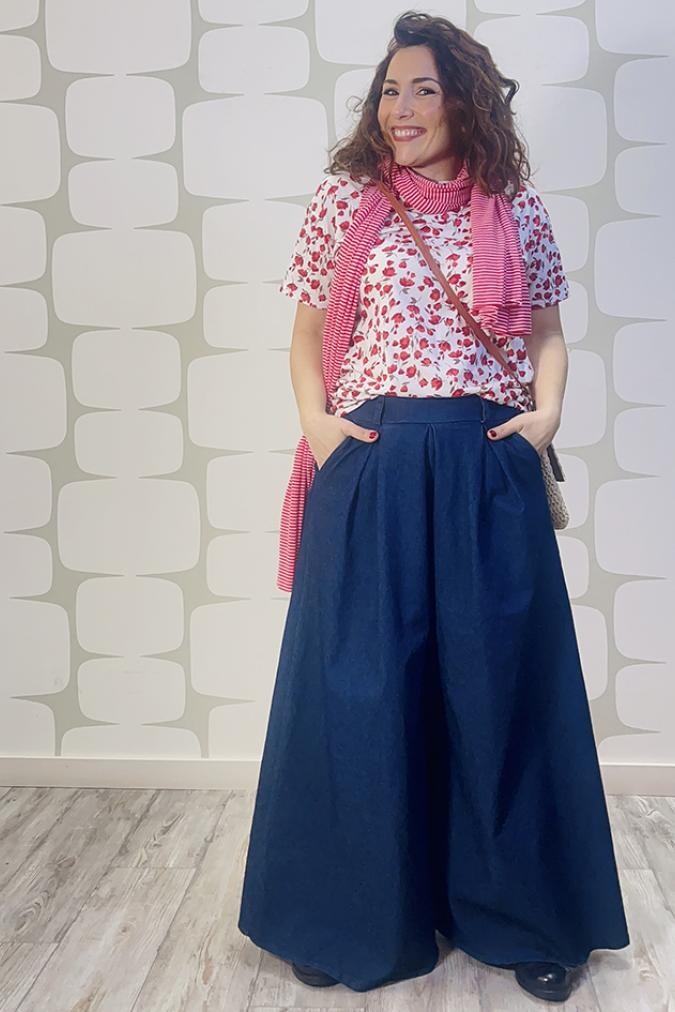 outfit con T-shirt Roses e Pantalone Deveraux blu