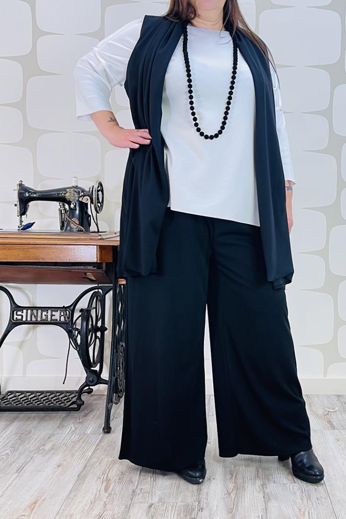 outfit curvy con Gilet Devyn nero, maglia Robyn bianca e Pantalone Kuhrt nero - abbigliamento femminile fabbrica di giuggiole