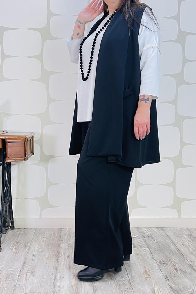 outfit curvy con Gilet Devyn nero, maglia Robyn bianca e Pantalone Kuhrt nero - abbigliamento femminile fabbrica di giuggiole