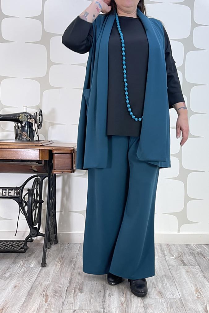 outfit curvy con Gilet Devyn petrolio, maglia Robyn nera e Pantalone Kuhrt petrolio - abbigliamento femminile fabbrica di giuggiole