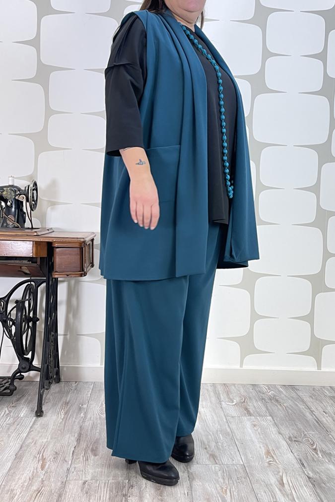 outfit curvy con Gilet Devyn petrolio, maglia Robyn nera e Pantalone Kuhrt petrolio - abbigliamento femminile fabbrica di giuggiole