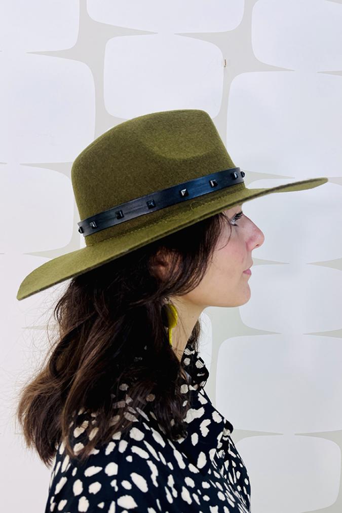 cappello verde in lana con falde 