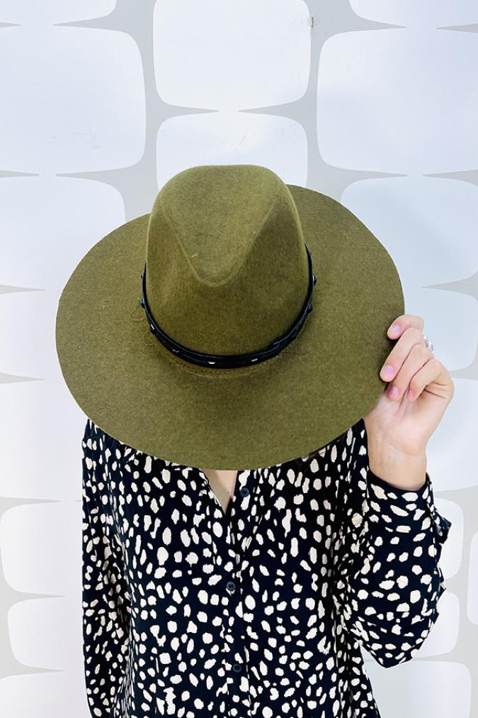 cappello verde in lana con falde 