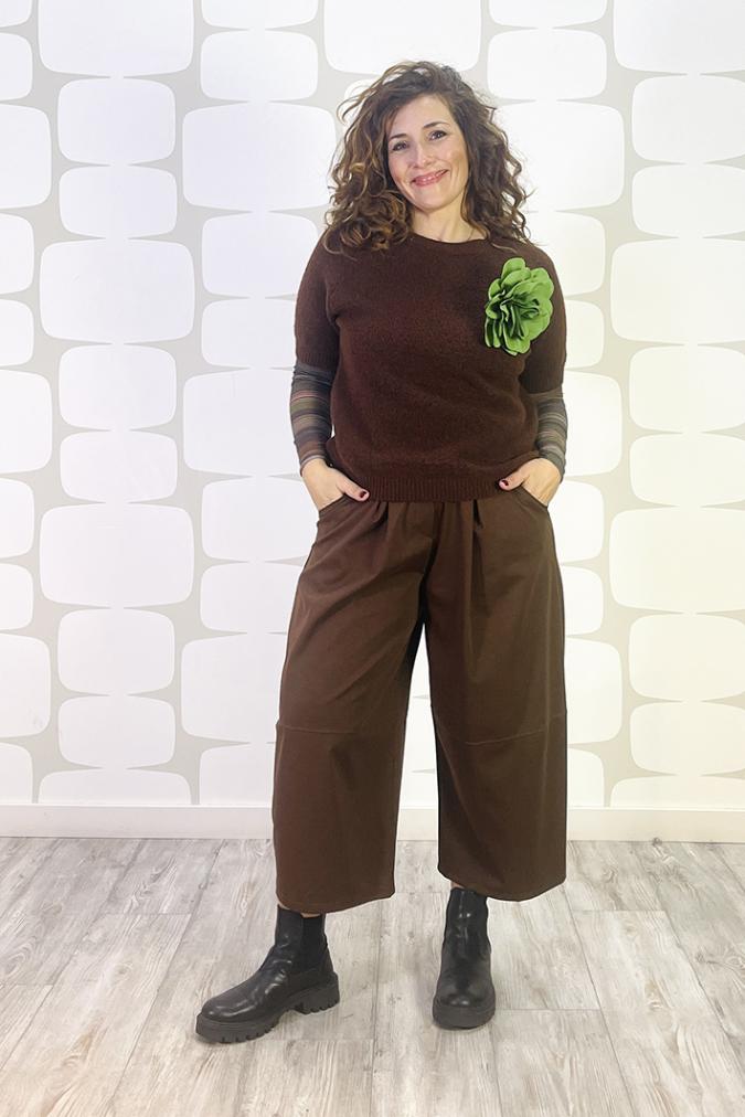 outfit con Maglia koleman marrone, maglia basica a righe in misto cachemire, pantalone Edmund cacao, spilla hana verde mela - fabbrica di giuggiole 