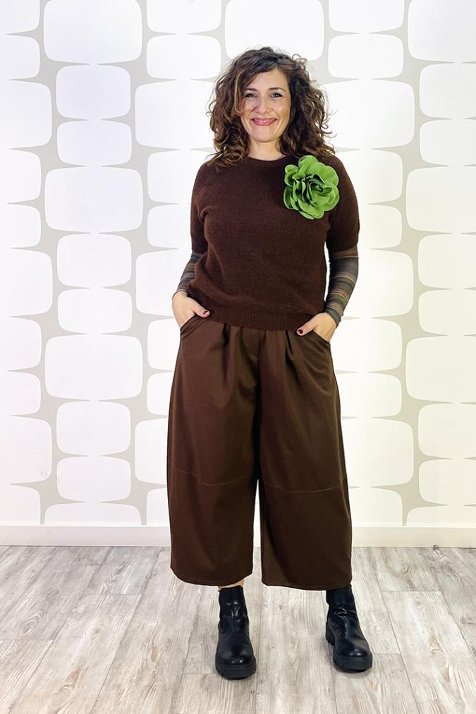 outfit con Maglia koleman marrone, maglia basica a righe in misto cachemire, pantalone Edmund cacao, spilla hana verde mela - fabbrica di giuggiole 