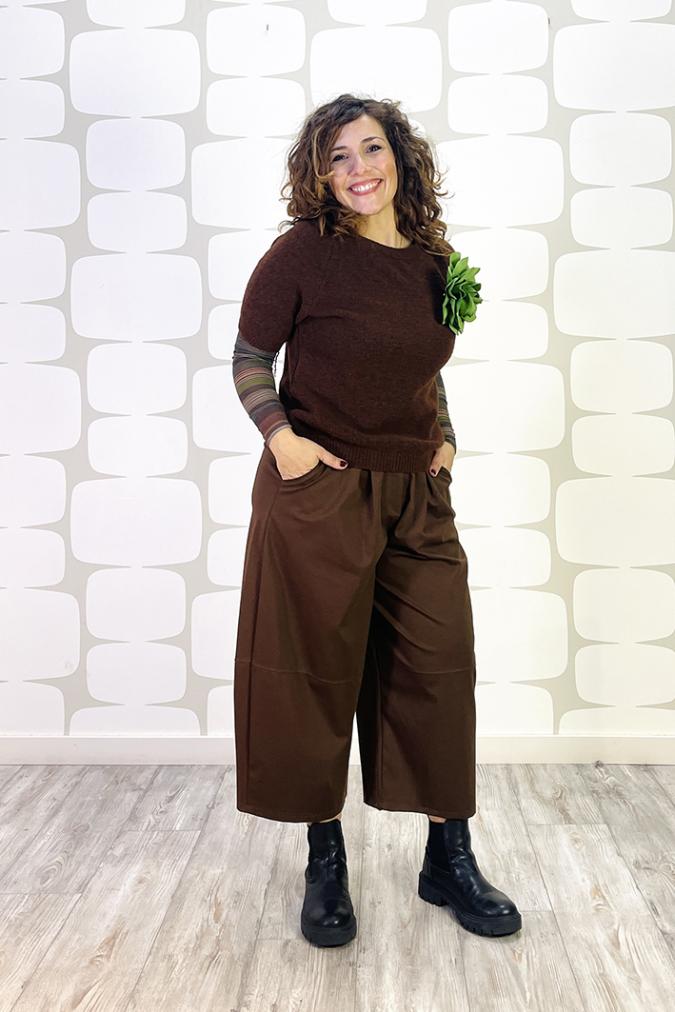 outfit con Maglia koleman marrone, maglia basica a righe in misto cachemire, pantalone Edmund cacao, spilla hana verde mela - fabbrica di giuggiole 