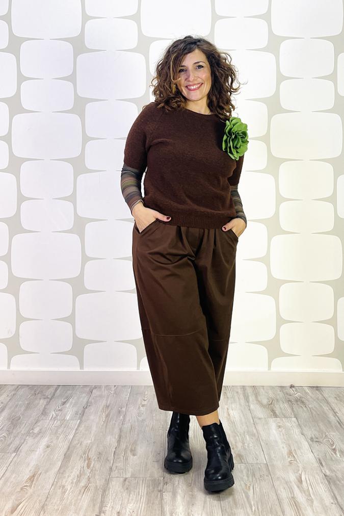 outfit con Maglia koleman marrone, maglia basica a righe in misto cachemire, pantalone Edmund cacao, spilla hana verde mela - fabbrica di giuggiole 