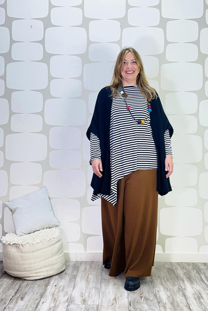 outfit curvy Cardigan Precious nero, Maglia Elisa sartoriale a righe bianco nero, Palace Karlsson sartoriale cacao